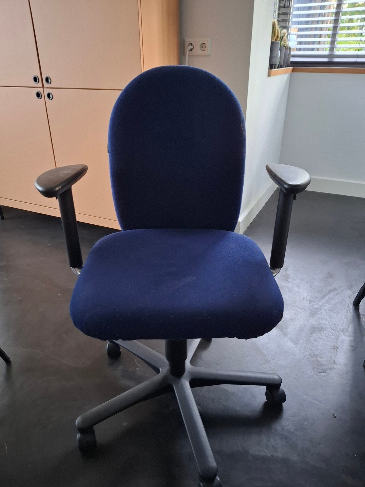 2 Blauwe bureaustoelen met armleuningen, Ophalen, Gebruikt, Blauw, Bureaustoel