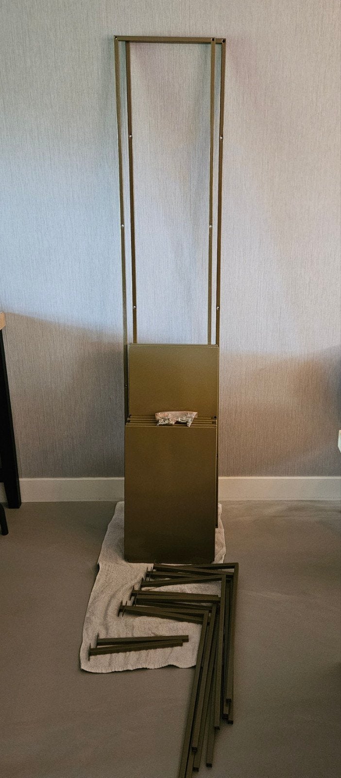 Vakkenkast Noor 85cm goud - gedemonteerd, Met plank(en), Modern, Industrieel, Design, Zo goed als nieuw, Metaal