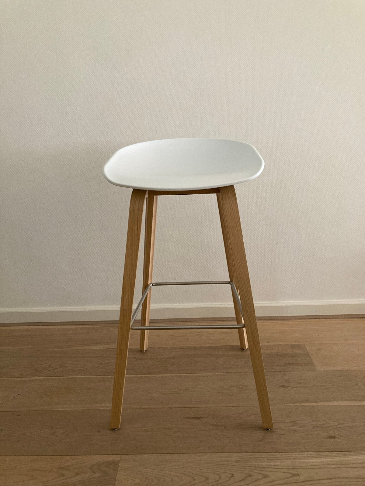 HAY barkruk 75cm zithoogte - Kunststof zitting, houten frame, Ophalen, Met voetsteun, 60 tot 90 cm, Zo goed als nieuw