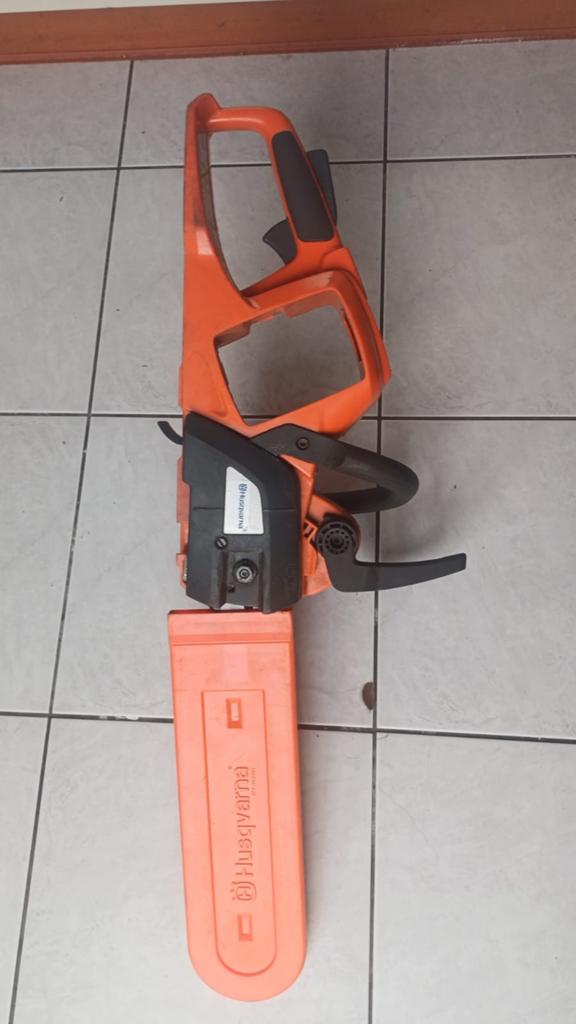 Husqvarna accukettingzaag met lader en accu, Gebruikt, 70 mm of meer, Kettingzaag, 600 tot 1200 watt