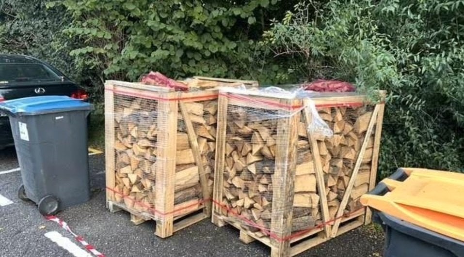 Leverbaar: Volle vrachten kratten ovengedroogd haardhout, 6 m³ of meer, Ophalen, Blokken