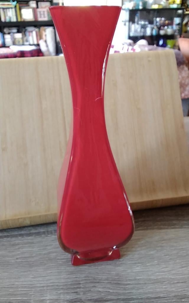 Vintage rood Vaas met transparante voet, Ophalen of Verzenden, Rood, Glas, Minder dan 50 cm