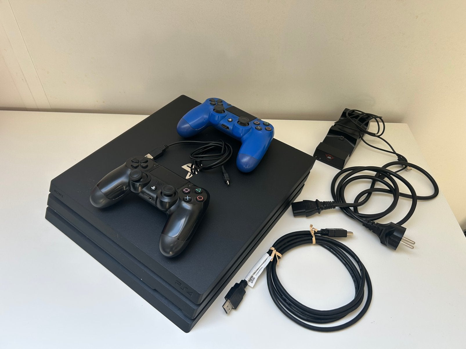 Playstation 4 Pro 1 TB met laadstation en kabels, Gebruikt, Met 2 controllers, Ophalen of Verzenden, 1 TB