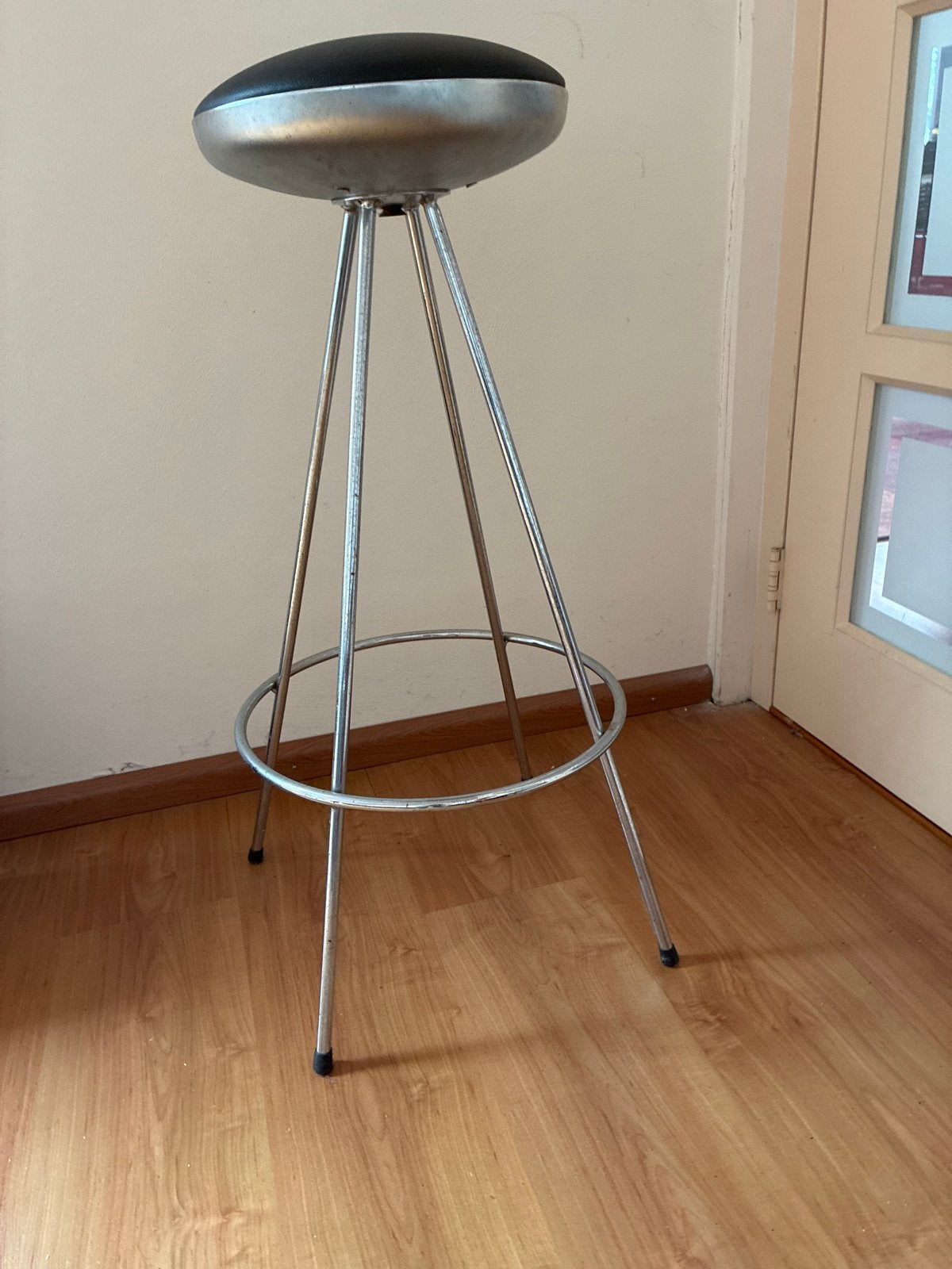 Vintage barkruk met metalen frame en zwart kussen, Ophalen, Gebruikt, Met voetsteun, Metaal