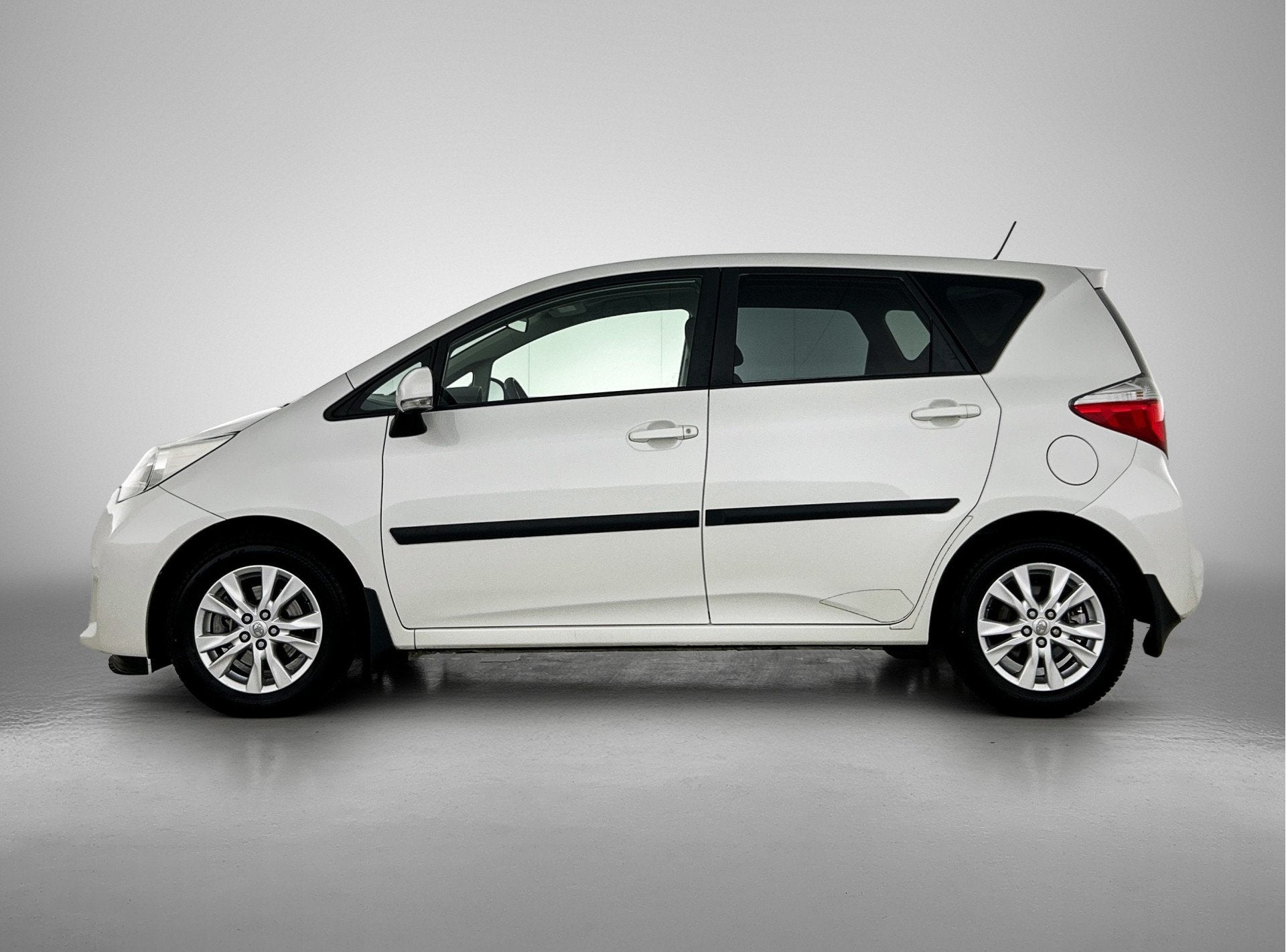 Toyota Verso-S 1.3 VVT-i Aspiration | Trekhaak | Panoramadak, Auto's, Voorwielaandrijving, Stof, Gebruikt, Zwart