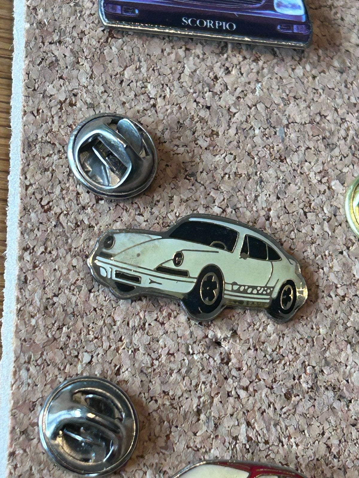 Vintage Porsche 911 Carrera pin, Ophalen of Verzenden, Zo goed als nieuw, Transport, Speldje of Pin