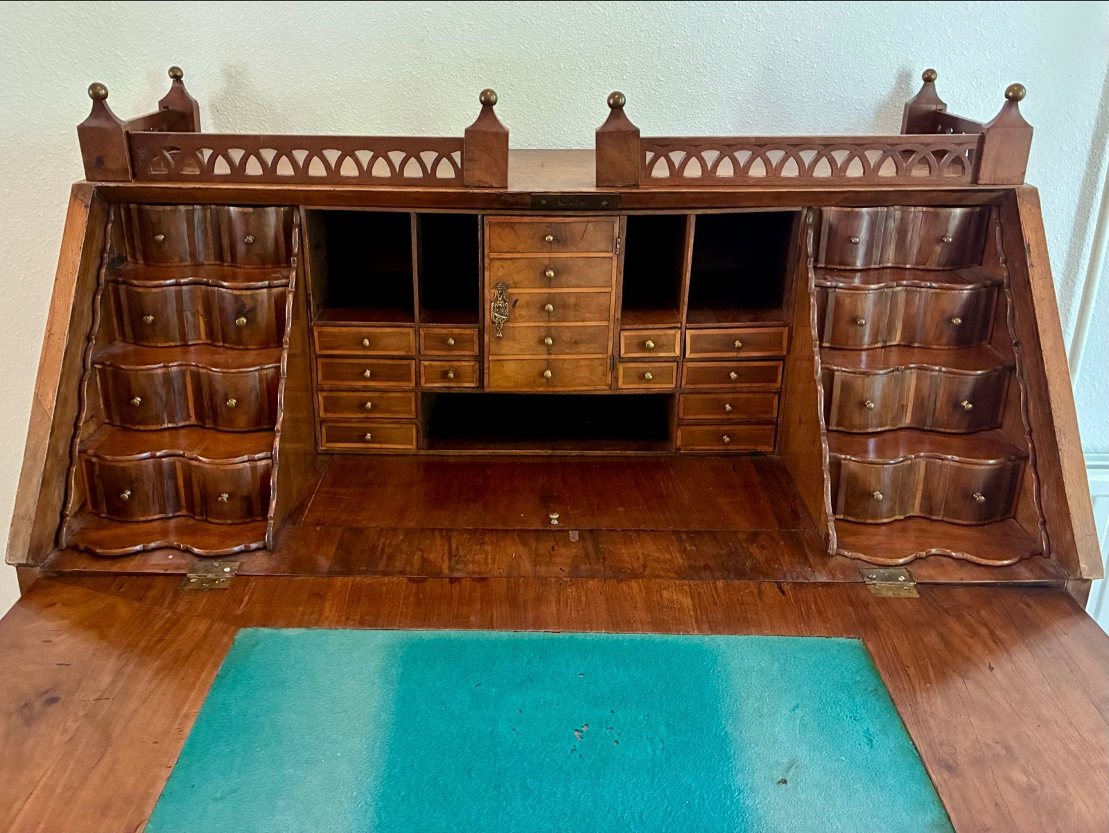 Foto 4 van Antiek secretaire met lades en verborgen vakken
