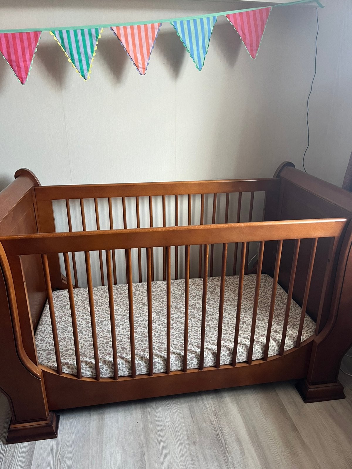 Vintage ledikant baby met lattenbodem walnootbruin, Ophalen, Gebruikt, Ledikant