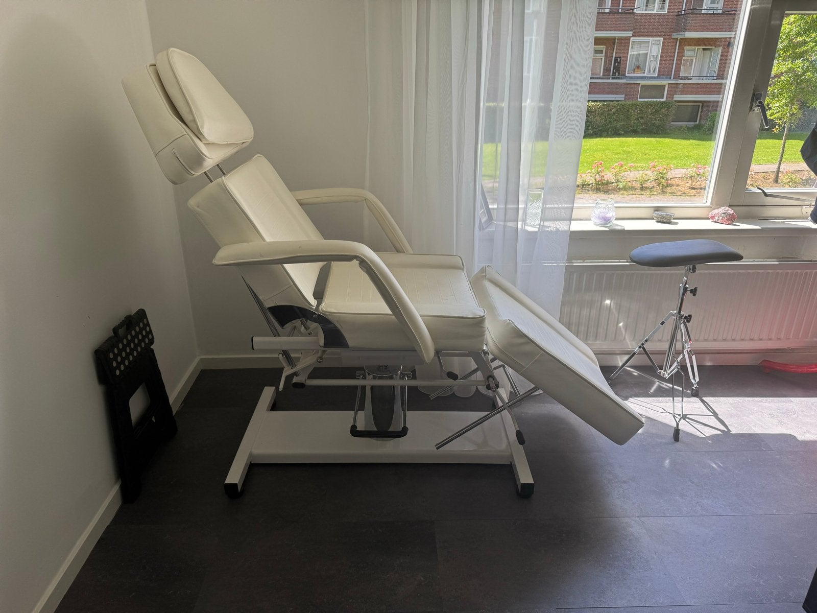Professionele behandelstoel wit Gratis, Huis en Inrichting, Ophalen, Gebruikt, Wit, Metaal