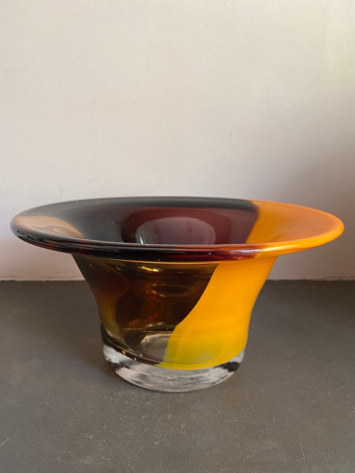 Vintage glazen schaal oranje/bruin, diameter 22 cm, Ophalen