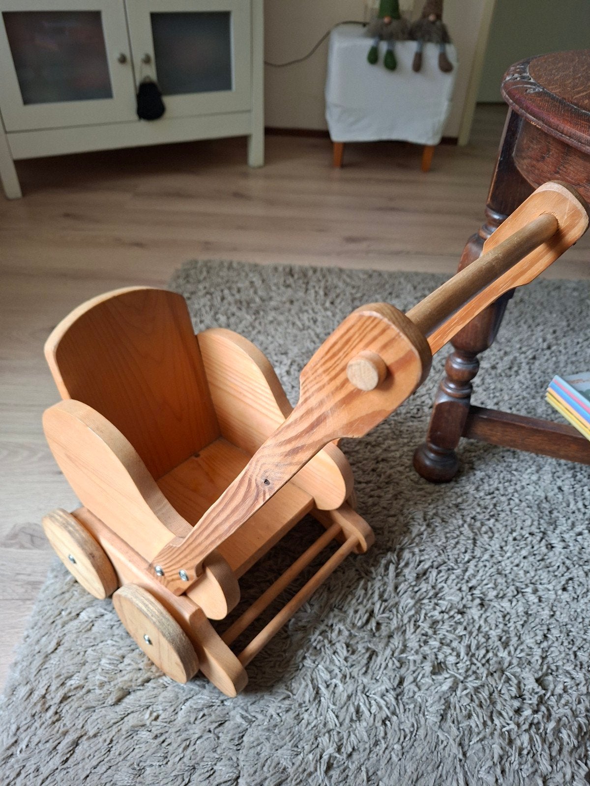 Schattig houten poppenwagentje, Ophalen, Zo goed als nieuw