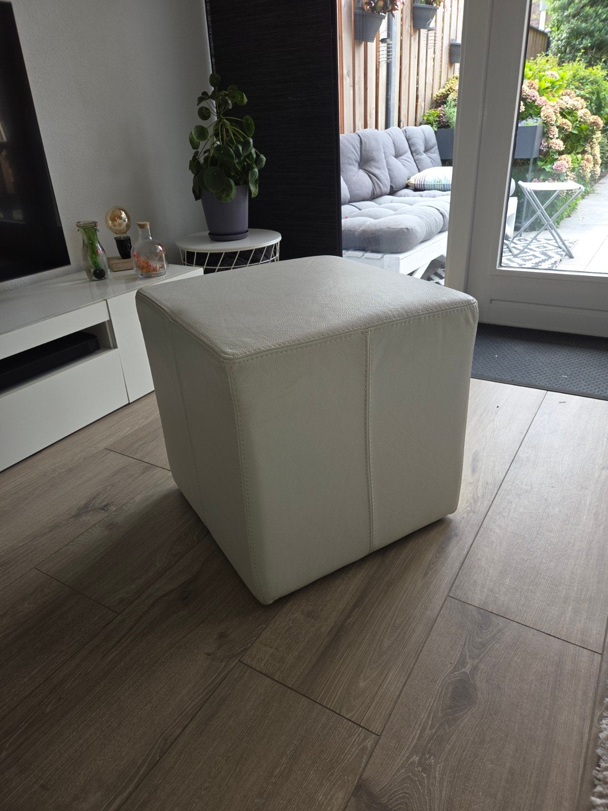 Stijlvolle witte lederen poef - Comfortabel en modern, Ophalen, Leer, Zo goed als nieuw, Modern