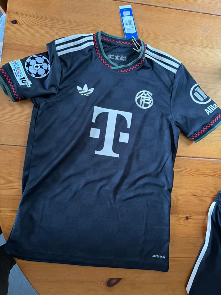 jersey shirt en broekje - bayern münchen - nieuw, Ophalen of Verzenden, Nieuw, Shirt