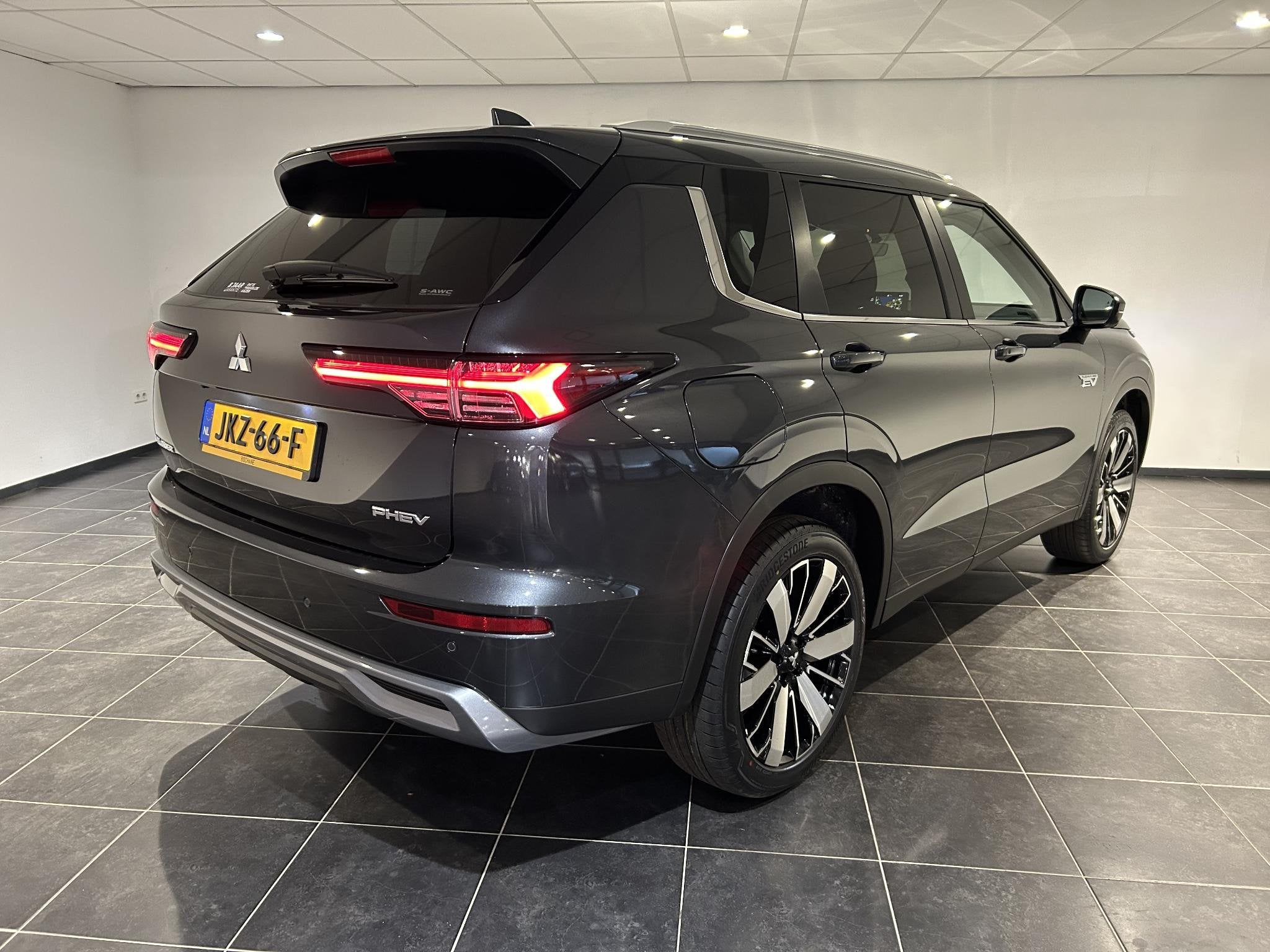 Mitsubishi Outlander 2.4 PHEV First Edition | Navigatie | St, Auto's, Automaat, Euro 6, Bedrijf, Vierwielaandrijving