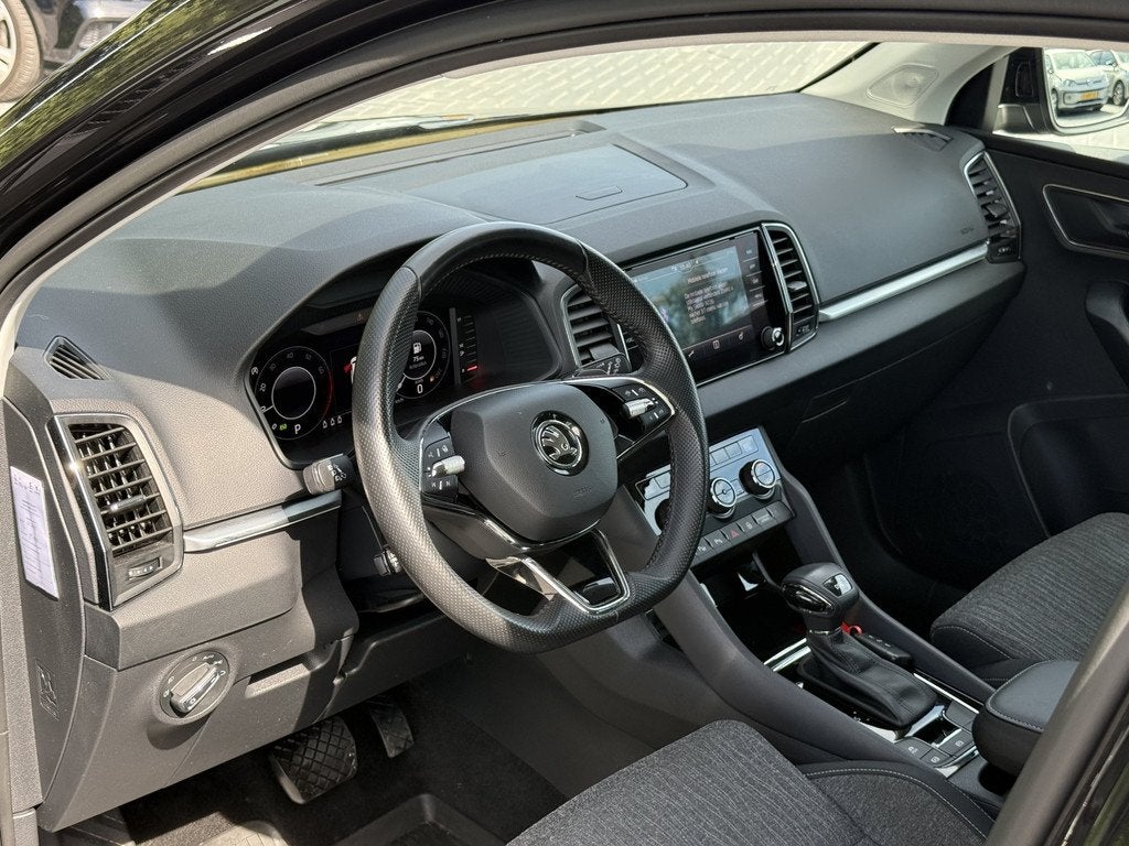 Skoda Karoq 1.5 TSI ACT Business Edition Plus (bj 2021), Auto's, Skoda, Stof, Euro 6, Zwart, Bedrijf