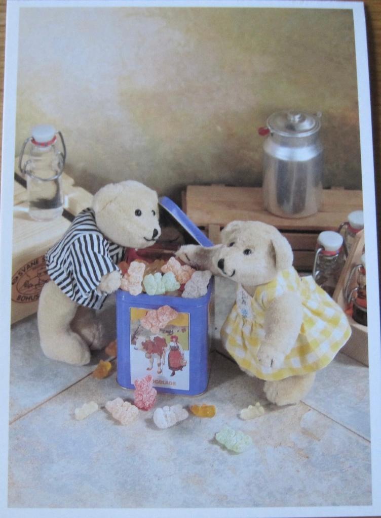 twee teddyberen snoepen uit een trommel -nieuwe ansichtkaart, Verzenden, 1980 tot heden, Ongelopen, Overige thema's