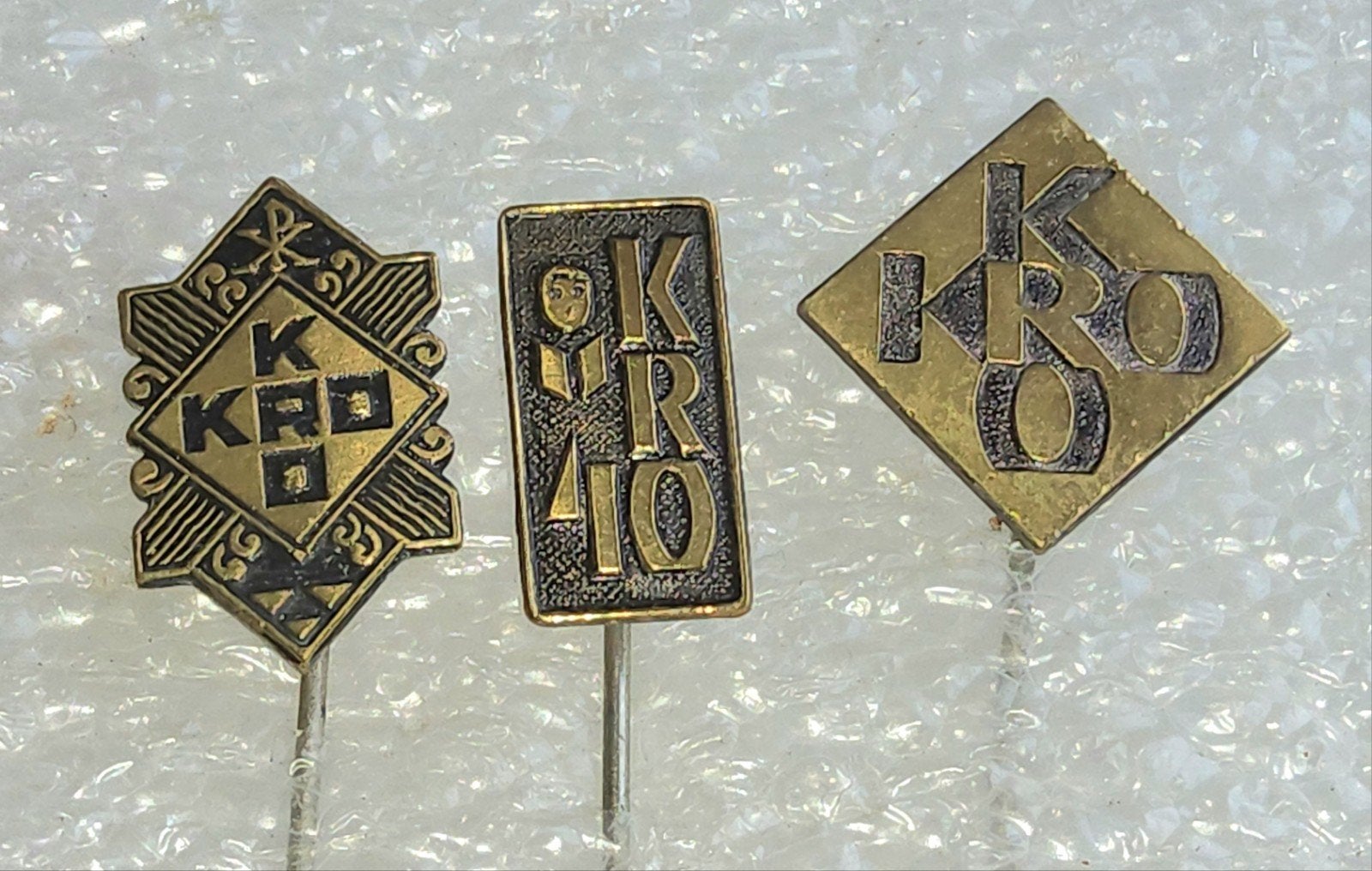 3 KRO Speldjes - Vintage Collectie, Ophalen of Verzenden, Gebruikt, Overige onderwerpen, Speldje of Pin