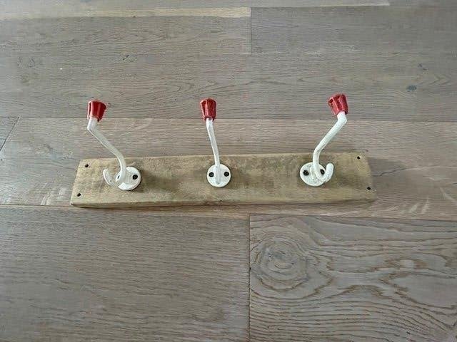 Oud vintage kapstokje uit Oostblok. 3 haken wit rood., Antiek en Kunst, Ophalen