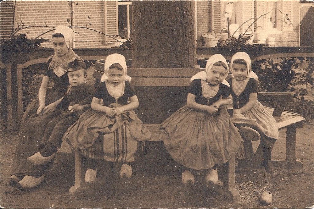 Aagtekerke Boerin met Boerenkinderen op de bank ca 1920, Verzenden, 1920 tot 1940, Ongelopen, Zeeland
