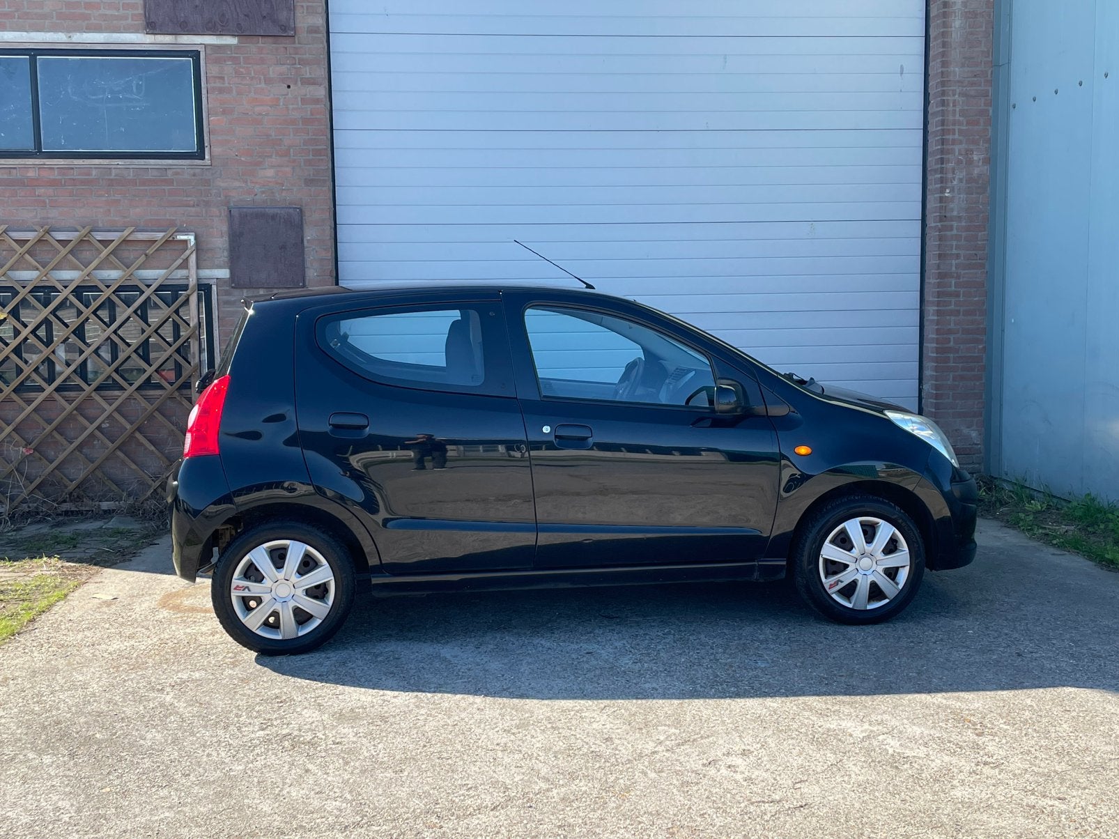 Nissan Pixo 1.0 5drs 2011 Zwart • Airco • Apk juni 2027 .., Auto's, Voorwielaandrijving, 200 kg, 4 stoelen, Bedrijf