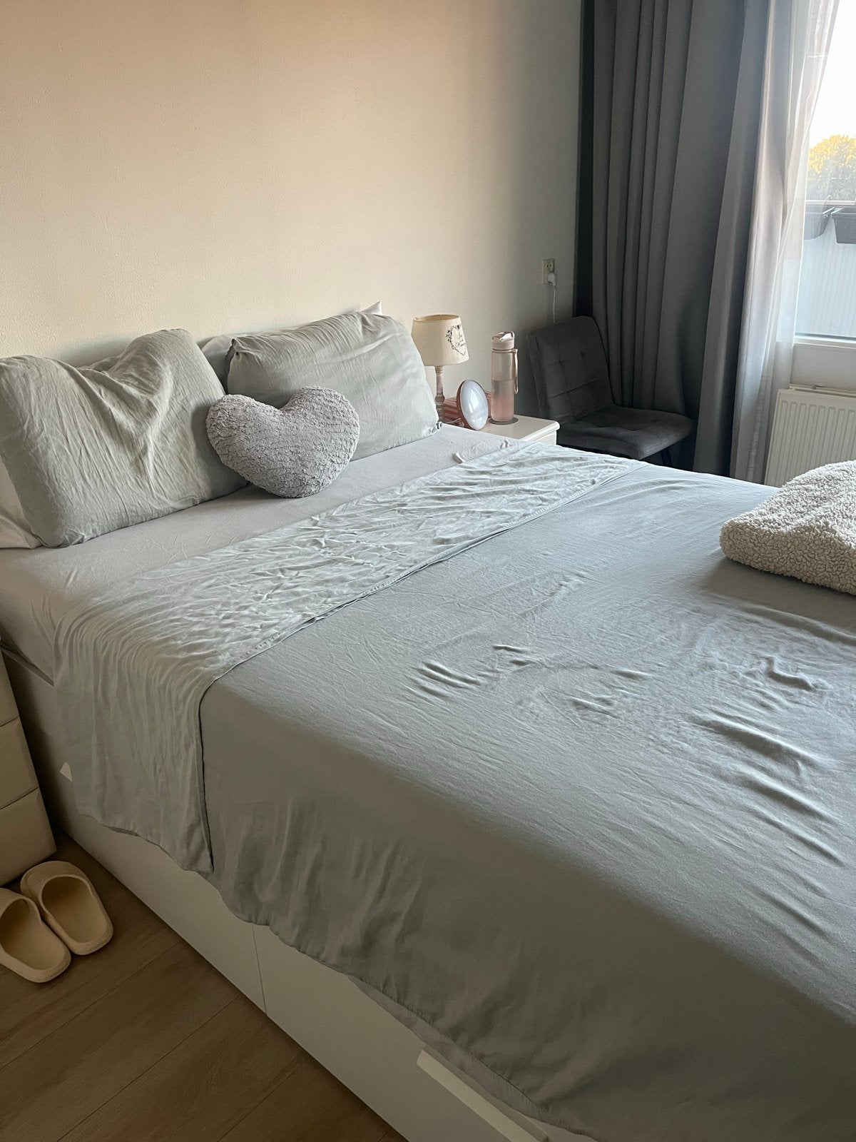 Tweepersoonsbed met opberglades
