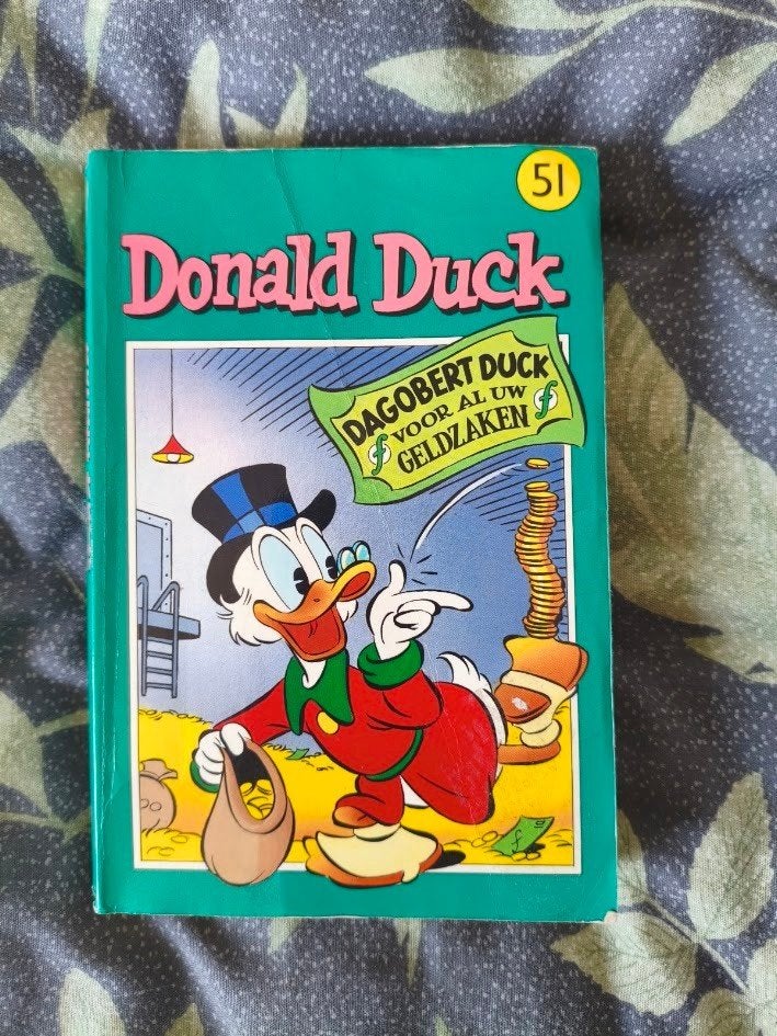 Donald Duck pocket 51 ‘’Dagobert Duck voor al uw geldzaken’’, Eén stripboek, Ophalen of Verzenden, Gelezen