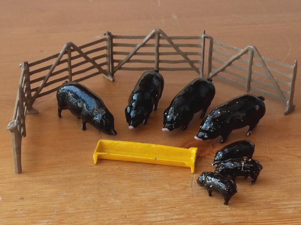 Varkens, hekken en trog oud antiek Engels speelgoed van tin., Ophalen of Verzenden