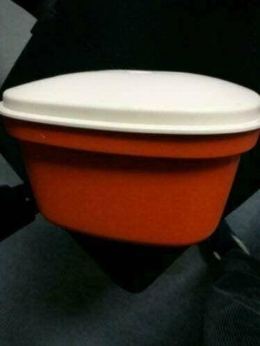 Tupperware schaal/bak met uitlek mogelijkheid, Ophalen of Verzenden, Gebruikt, Crème, Overige typen