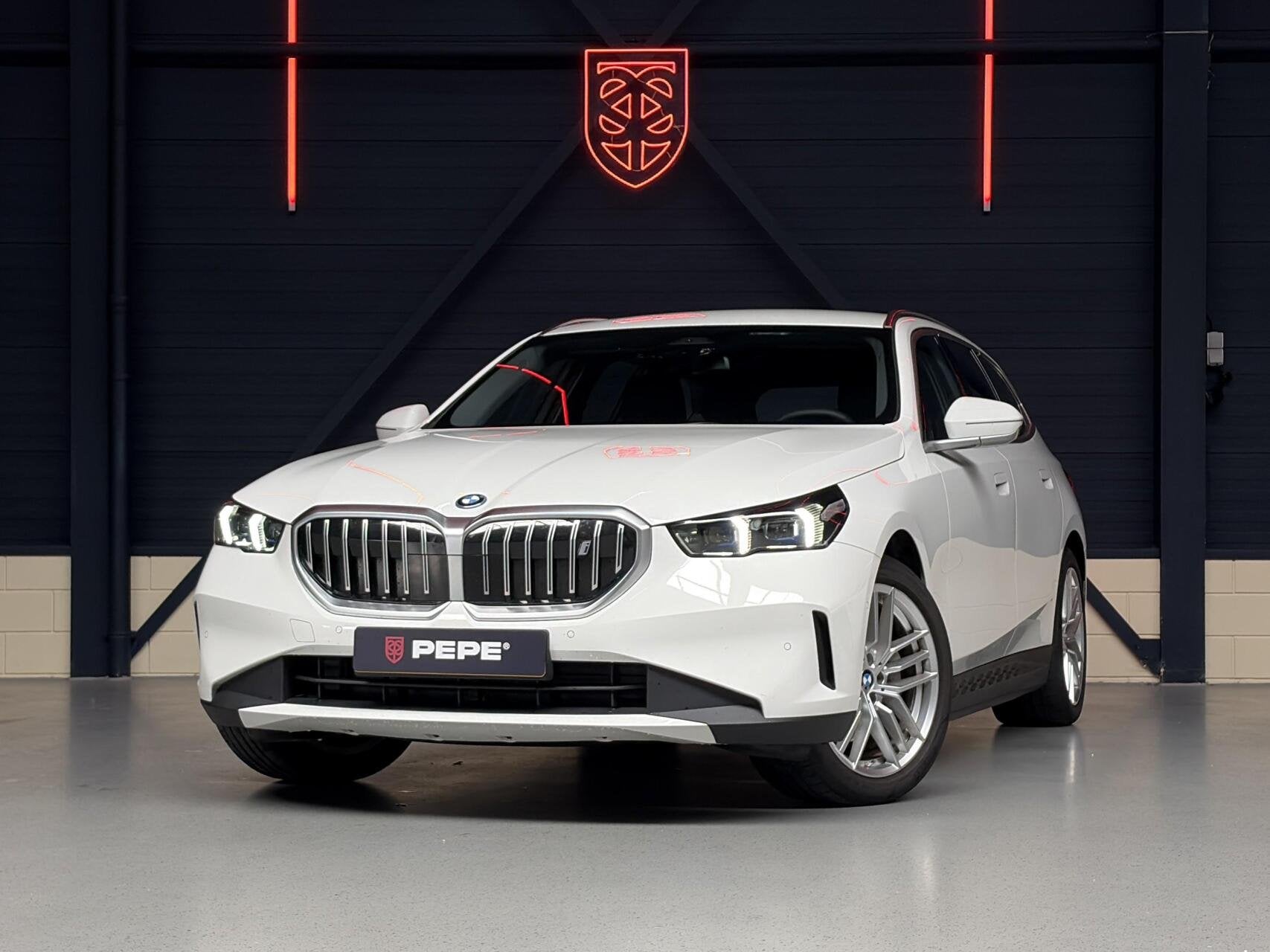 BMW i5 Touring eDrive40 84 kWh |H&K|CAM.|LEDER|STOELVERW., Auto's, Automaat, Achterwielaandrijving, Gebruikt, Zwart