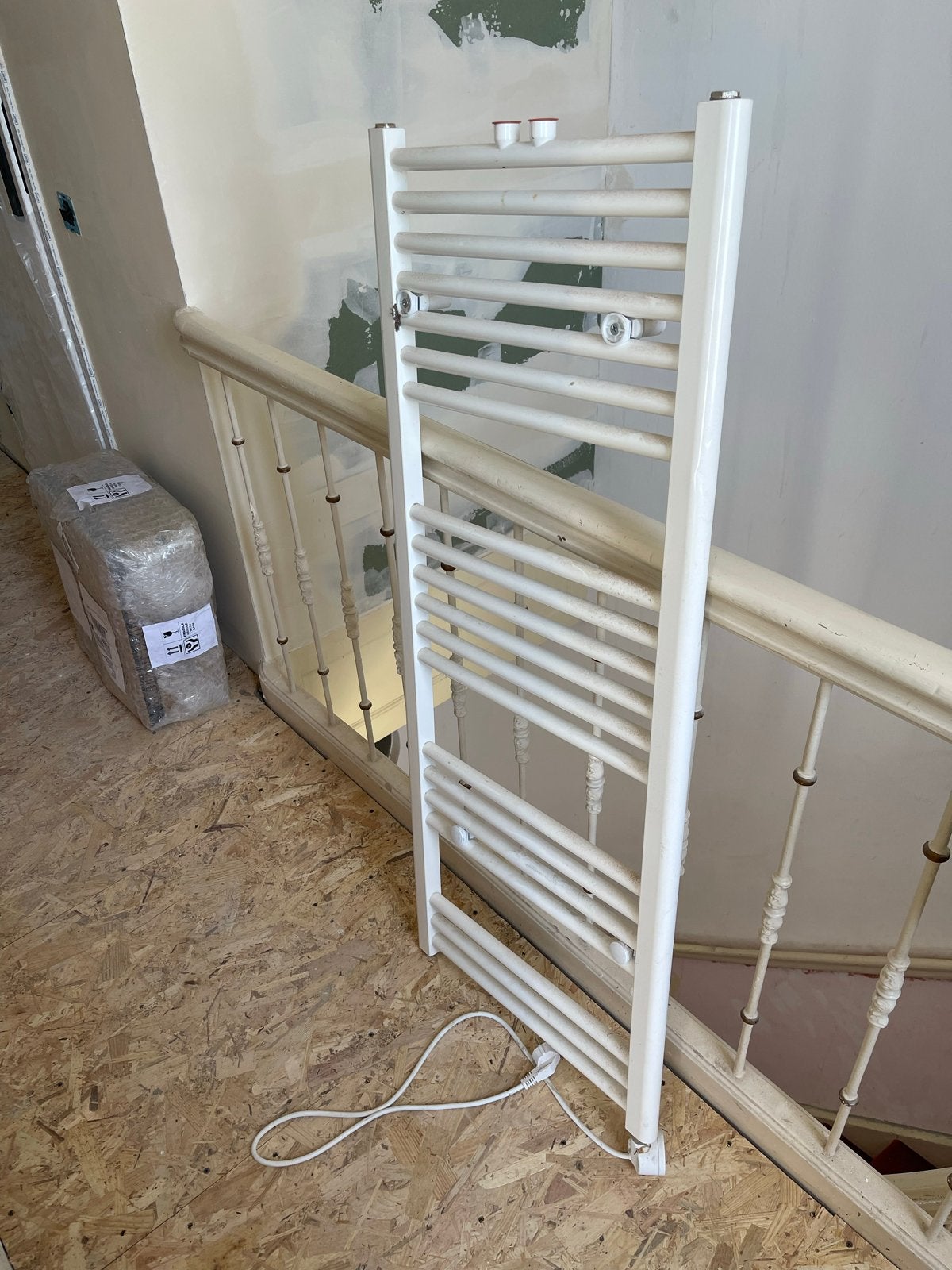 Witte handdoekradiator met thermostaat, zo goed als nieuw, Ophalen, 500 tot 800 watt, Radiator, Minder dan 60 cm