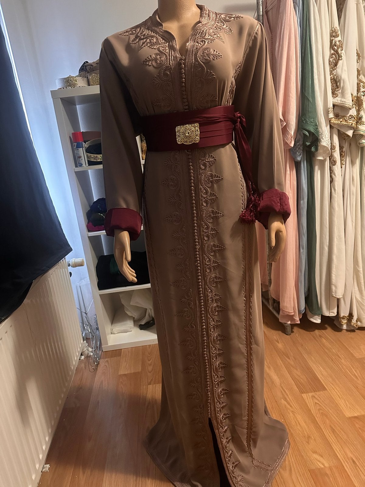 Elegante Marokkaanse Kaftan - Beige met Bordeaux accenten, Maat 38/40 (M), Beige, Nieuw, Ophalen of Verzenden