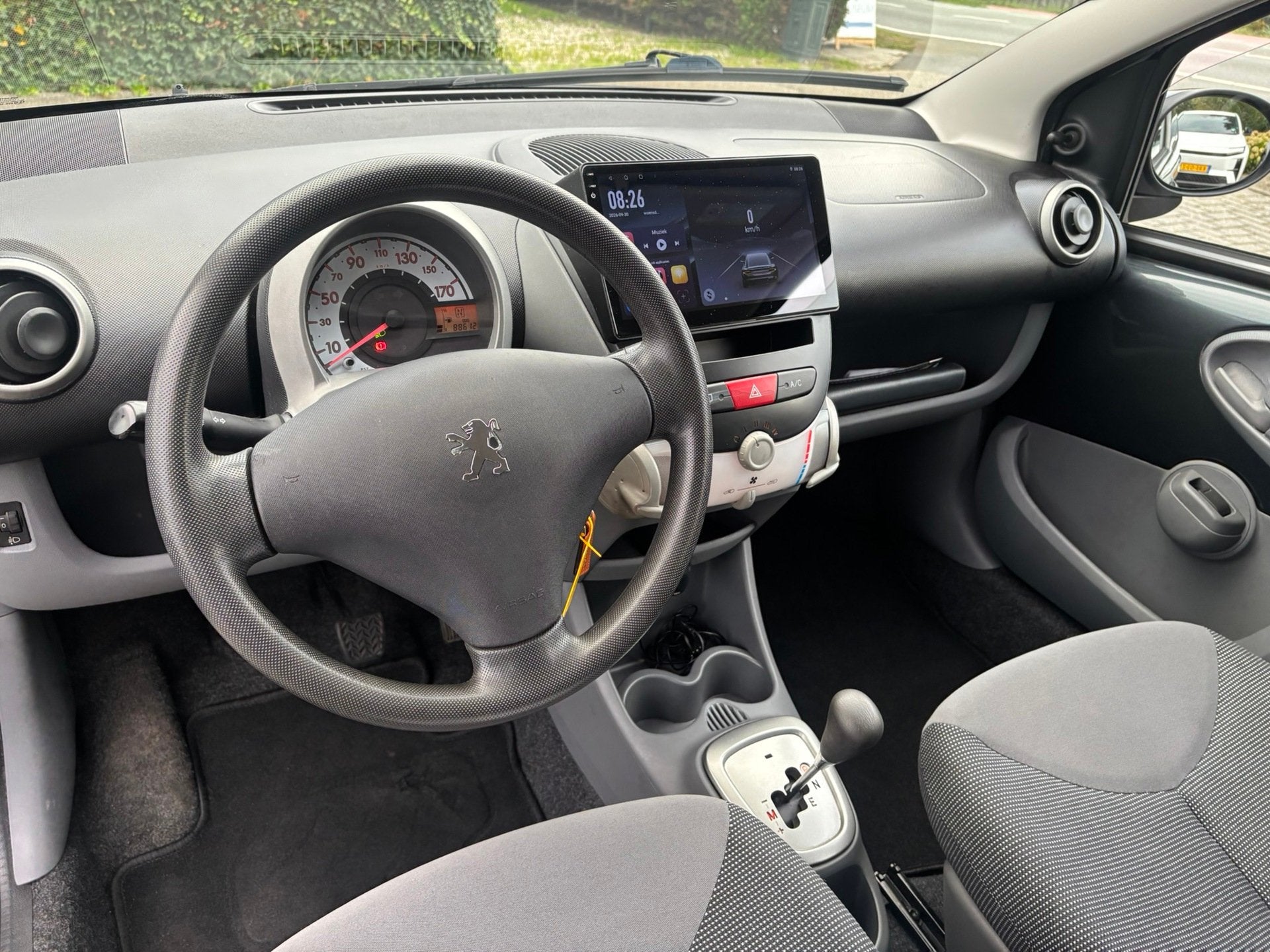 Peugeot 107 1.0-12V XS | Automaat | Airco | Apple Carplay |, Auto's, Stof, Gebruikt, 4 stoelen, Origineel Nederlands