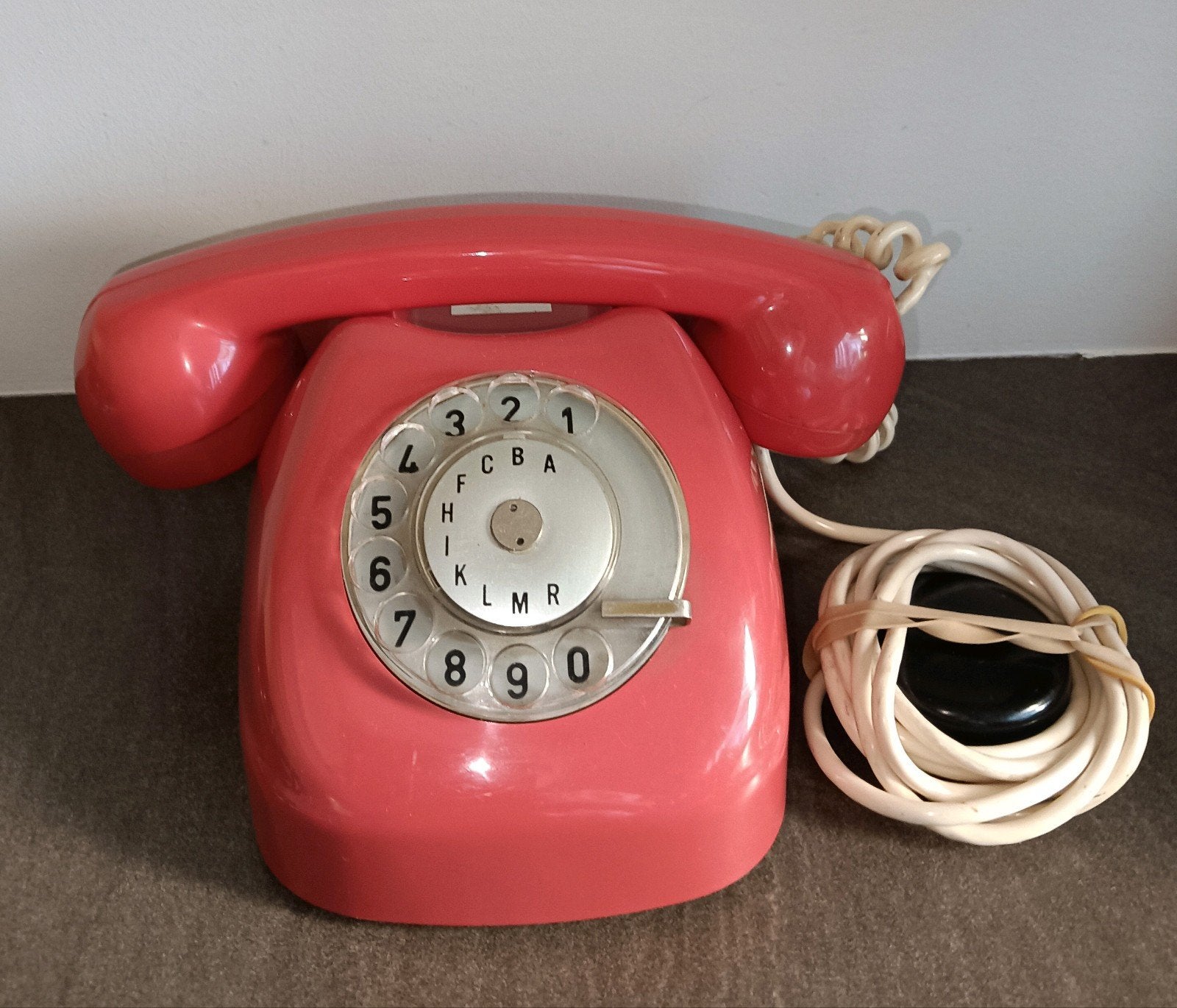Vintage Tesla Telefoon Oranje/Rood 1966 met Draaischijf, Ophalen of Verzenden, Gebruikt, Met draaischijf