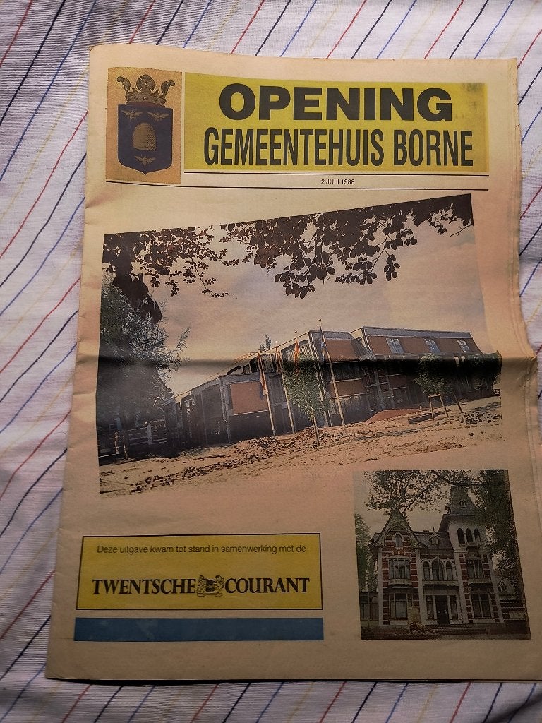 Twentsche Courant 2 juli 1988 Opening Gemeentehuis Borne, Ophalen of Verzenden, 1980 tot heden, Nederland, Krant