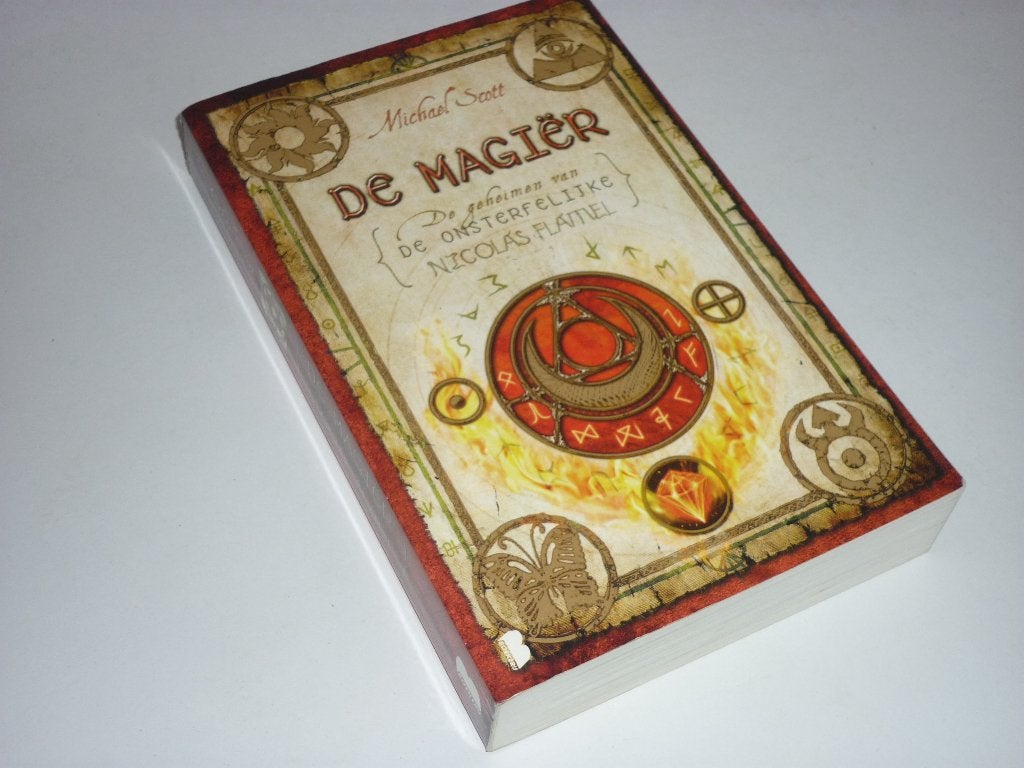 Michael Scott: de Magiër  (Nicolas Flamel - deel 2), Boeken, Ophalen of Verzenden, Zo goed als nieuw