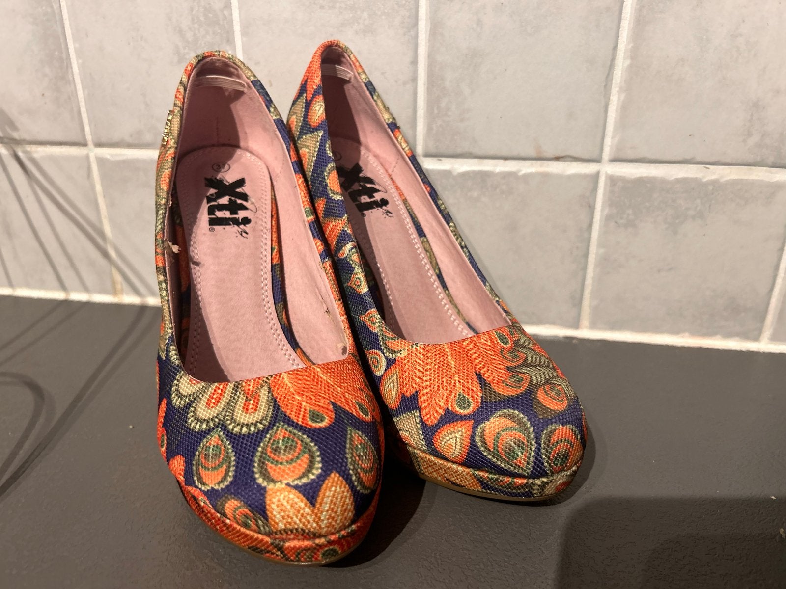 Xti pumps met bloemenprint pauwenveren - Maat  37, Ophalen of Verzenden, Gedragen, Oranje, Pumps