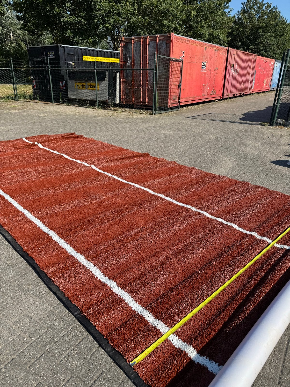 Kunstgras rood met met witte lijnen - Ideaal voor sport/spel, Sport en Fitness, Overige Sport en Fitness, Gebruikt, Ophalen
