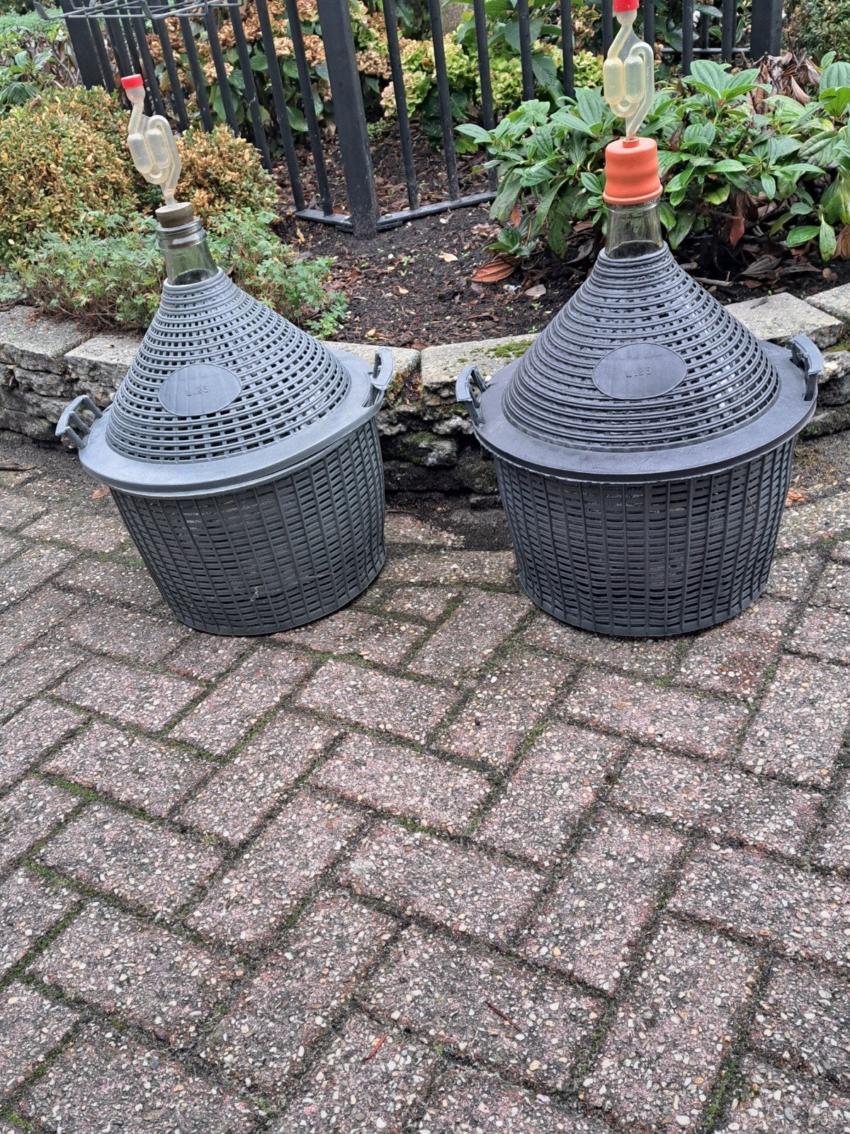 2x Wijnfles 25 liter met rieten mand waterslot, Ophalen of Verzenden, Gebruikt