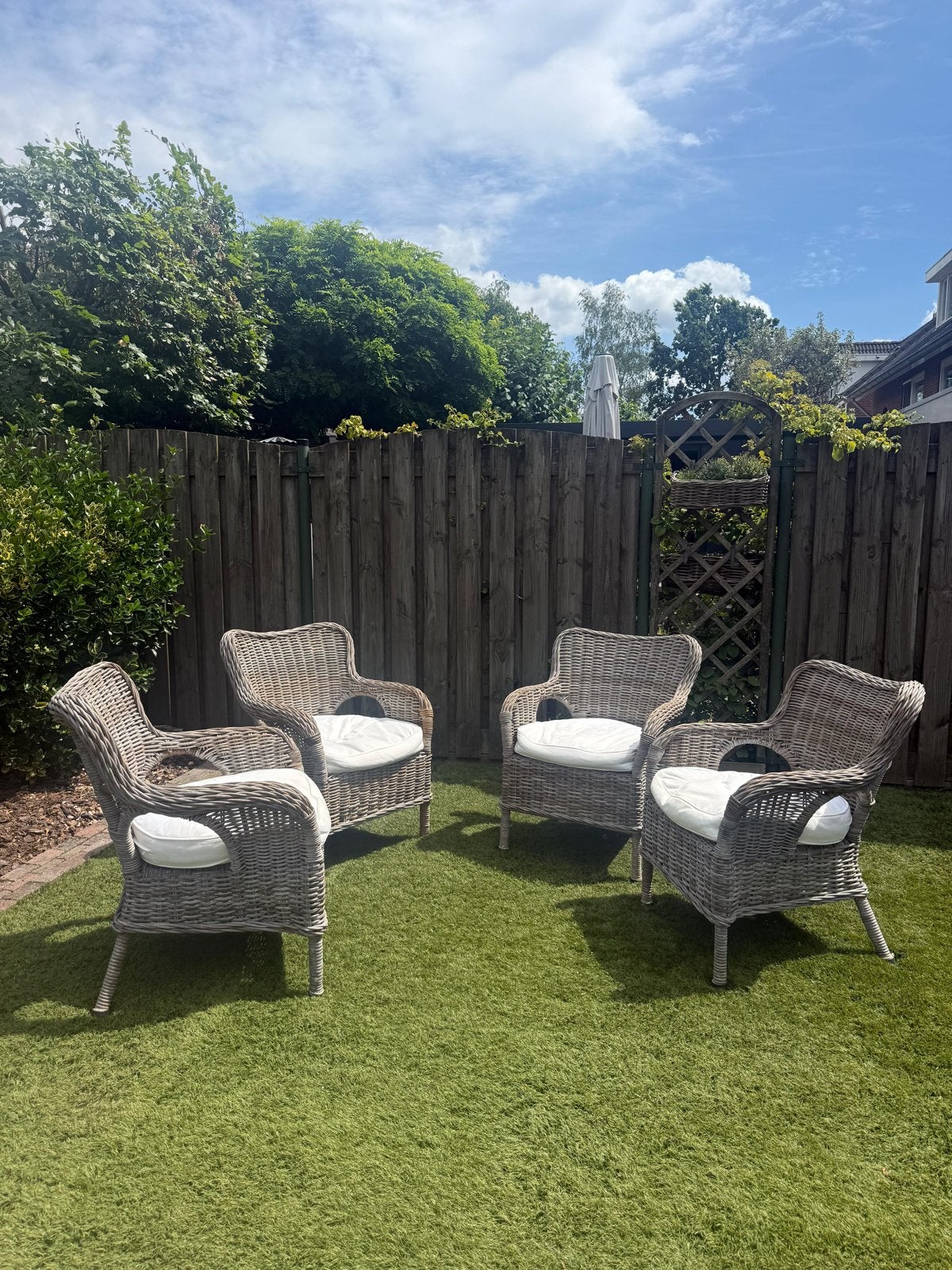 4 rieten tuinstoelen met witte kussens, Tuin en Terras, Tuinstoelen, Ophalen, Gebruikt, Rotan