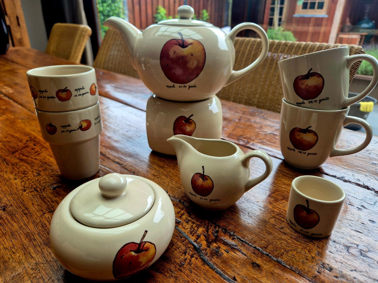 Servies met appel design + 6 eierdopjes, Huis en Inrichting, Keuken | Servies, Ophalen, Keramiek, Zo goed als nieuw, Overige stijlen