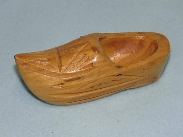 Oud houten klompje met ingekerfde versieringen, Ophalen of Verzenden