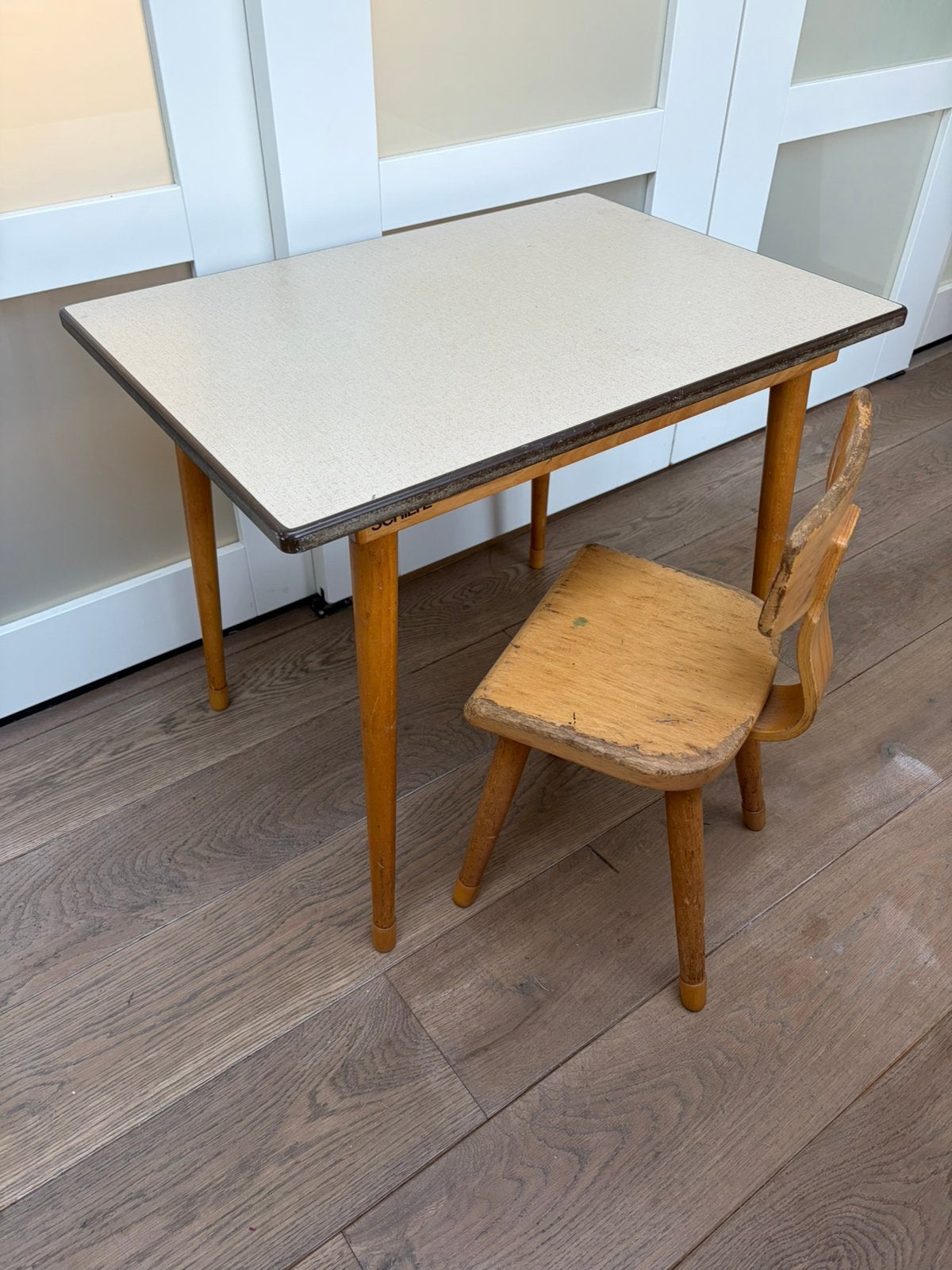 Schilte Schooltafeltje Met Formicablad, 1970's Incl  stoel, Kinderen en Baby's, Kinderkamer | Tafels en Stoelen, Ophalen, Zo goed als nieuw