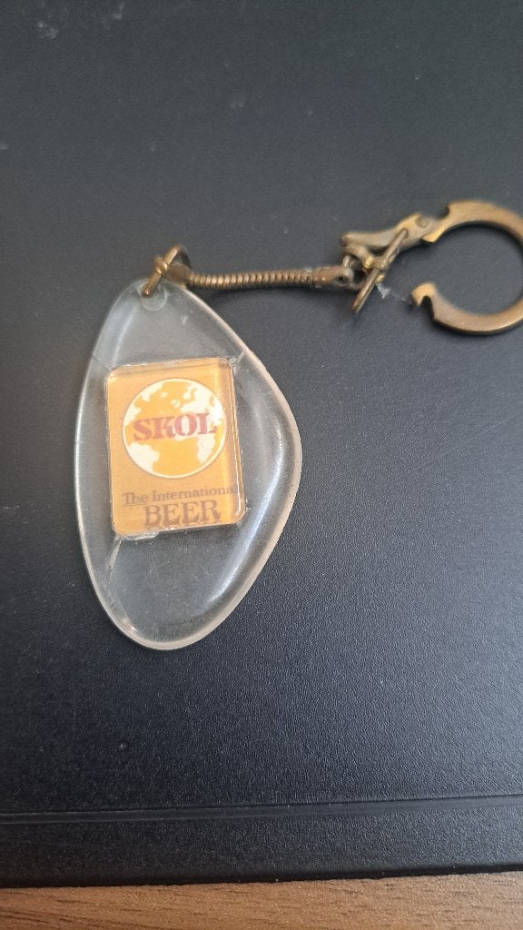 oude sleutelhanger SKOL BIER, Verzamelen, Ophalen of Verzenden, Gebruikt, Overige merken