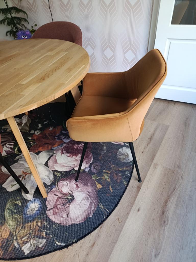 Riverdale stoel van velvet stof, cognac kleur, Huis en Inrichting, Stoelen, Ophalen, Bruin, Zo goed als nieuw, Stof