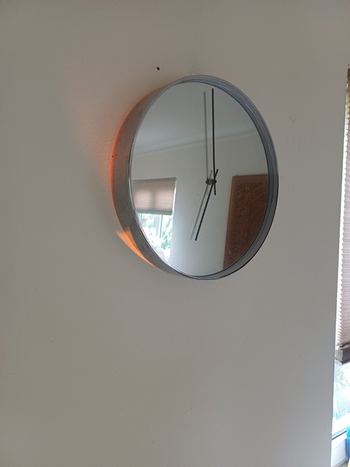 Moderne spiegel wandklok - Zilverkleurig met lamp, Analoog, Ophalen of Verzenden, Zilver, Modern