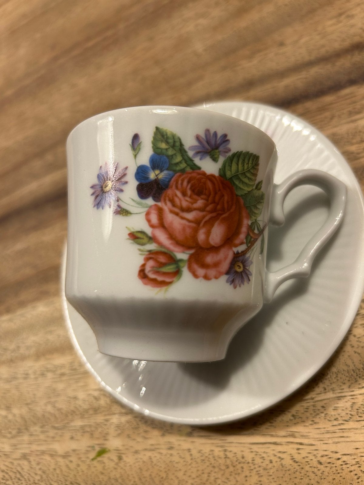 Kop en schotel met prachtig bloemmotief, Ophalen