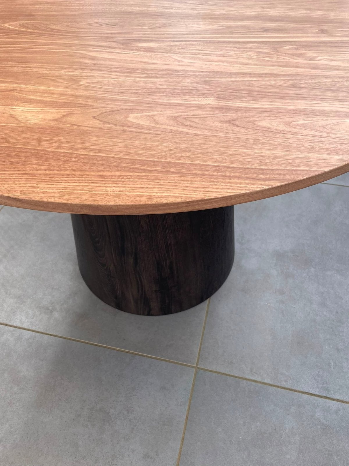 WOOOD eetkamertafel Maan walnoot blad en donkerbruine poot, Ophalen, 100 tot 150 cm, 150 tot 200 cm, Rond