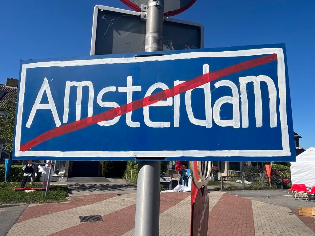 Straatversiering verlichtingsweek eind bord amsterdam, Ophalen
