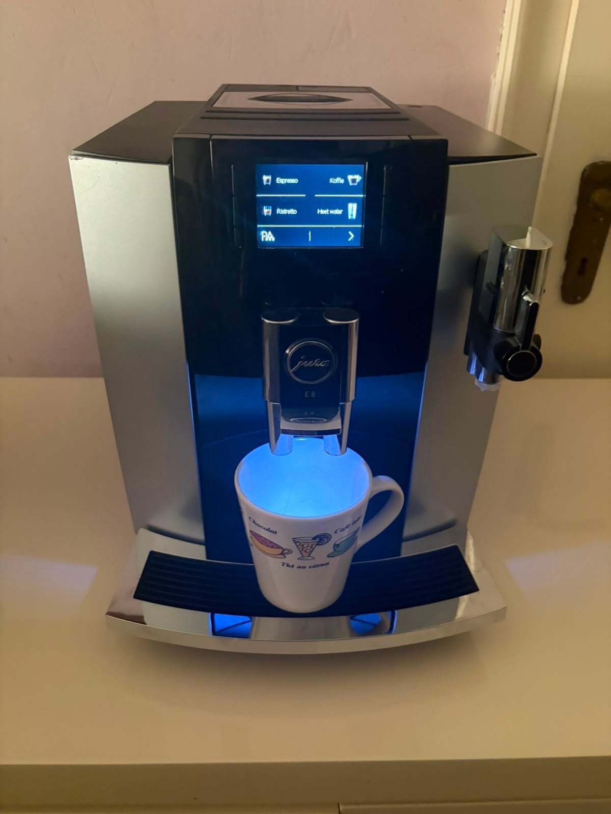 Jura E8 Koffiemachine - Zo goed als nieuw, Witgoed en Apparatuur, Koffiezetapparaten, Stoompijpje, 10 kopjes of meer, Koffiemachine