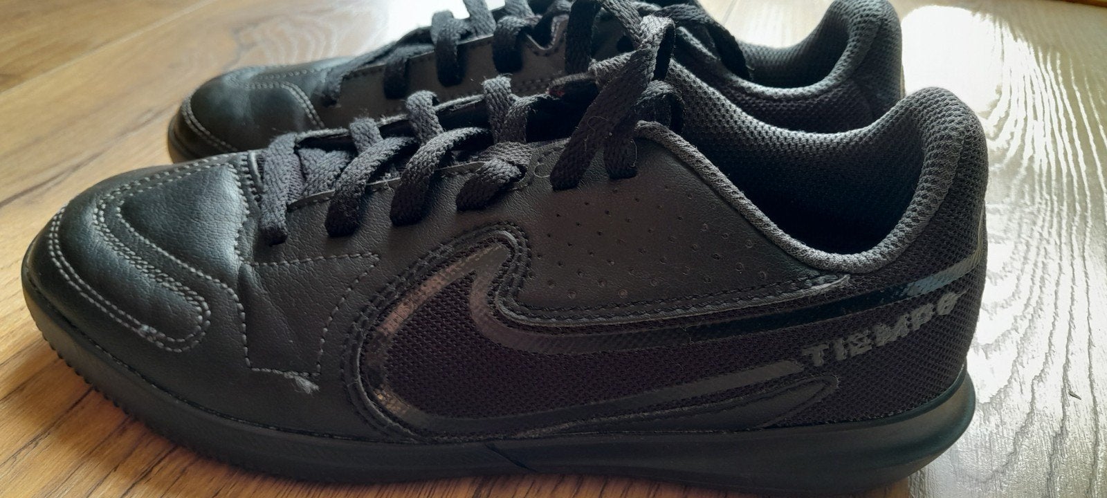 Nike Tiempo zaalvoetbalschoenen - Zwart, Ophalen of Verzenden, Zo goed als nieuw, Schoenen